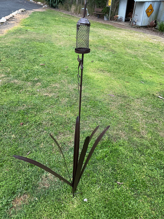 Bull Rush Birdfeeder